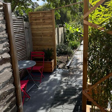 Gite Maisonnette- Et A Cote Coule Une Riviere Josselin Exterior foto