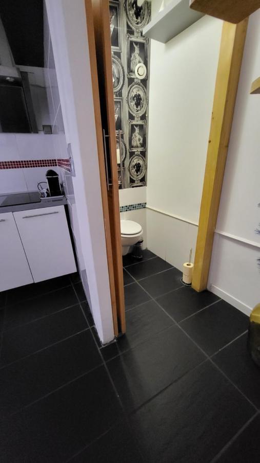Gite Maisonnette- Et A Cote Coule Une Riviere Josselin Exterior foto