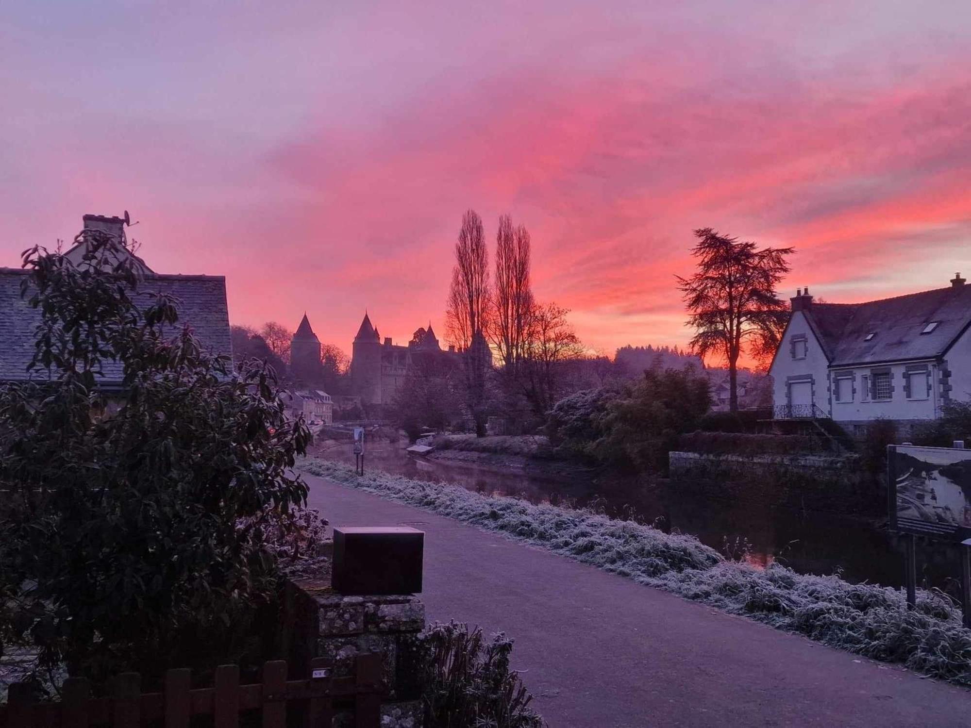 Gite Maisonnette- Et A Cote Coule Une Riviere Josselin Exterior foto