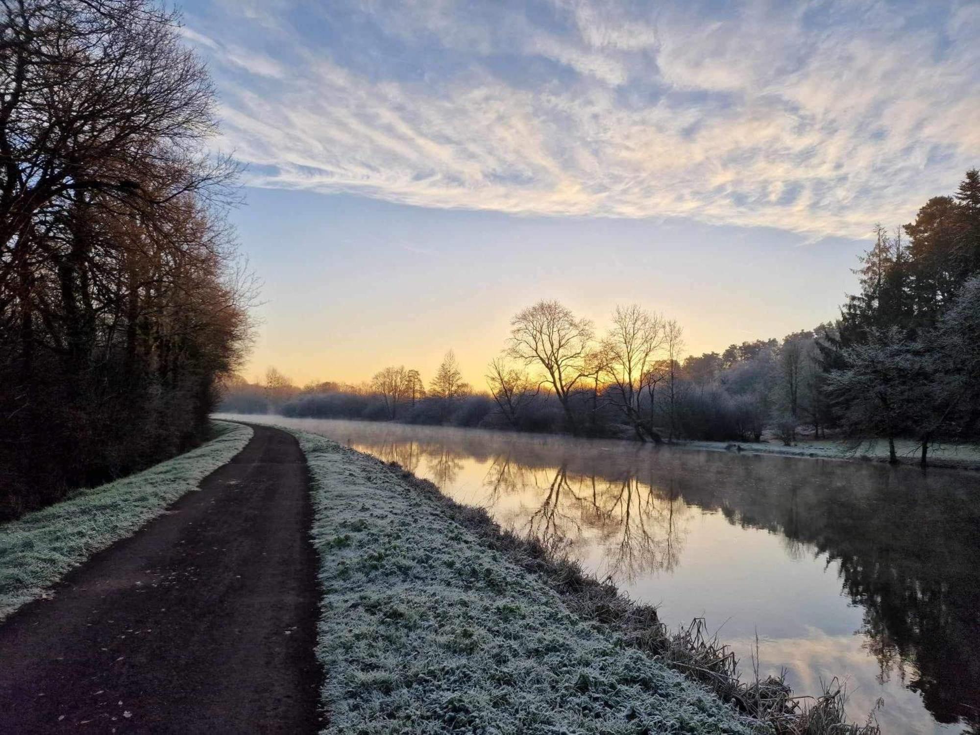 Gite Maisonnette- Et A Cote Coule Une Riviere Josselin Exterior foto