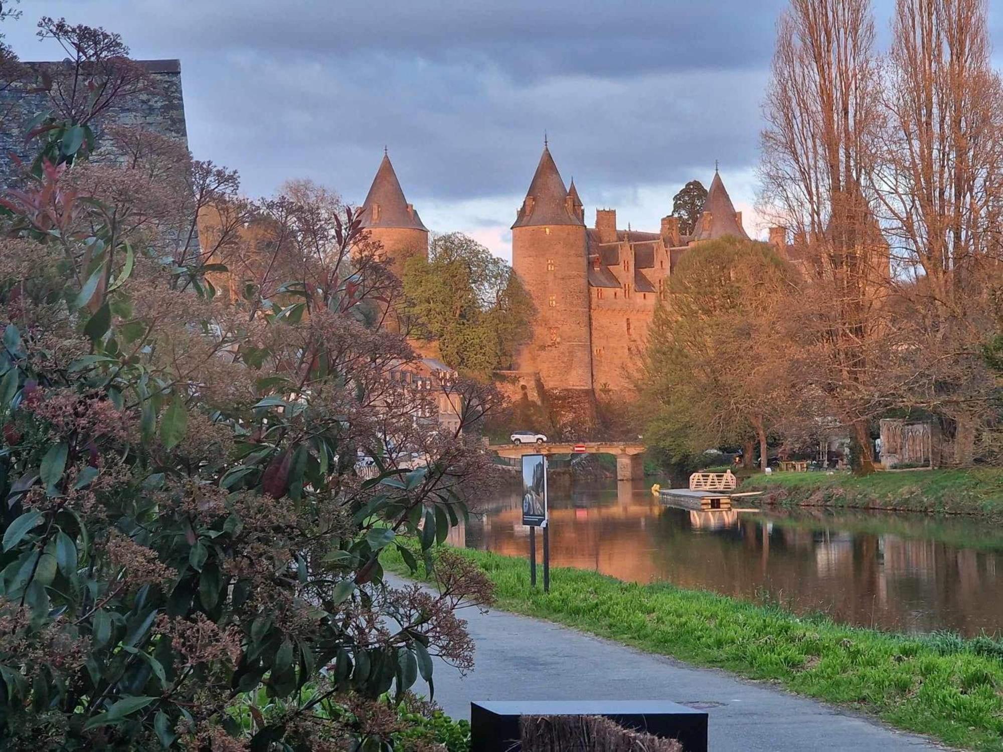 Gite Maisonnette- Et A Cote Coule Une Riviere Josselin Exterior foto